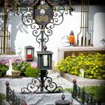 Kreuz Und Grabeinfassung Gefaerbt Und Vergoldet