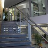 Stiegenaufgang Mit Glas Und Niro Kombiniert. Als Abschluss Oben Ein Formrohrgelaender Mit Waagrechten Fuellstaeben